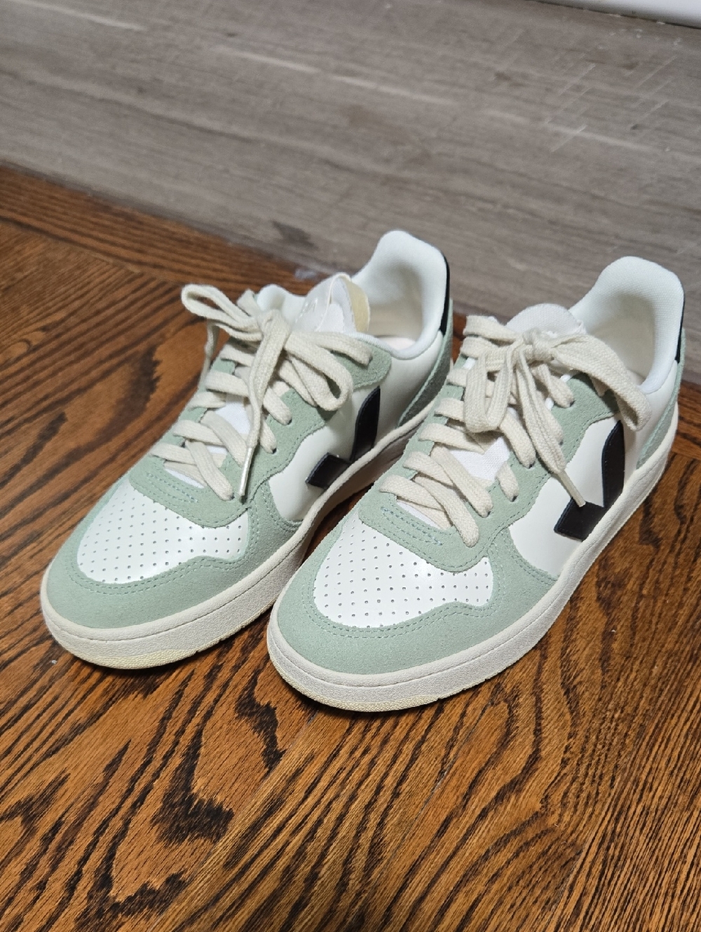 Veja White, Green and Black Low-Top Sneaker Size EUR 36/US 5